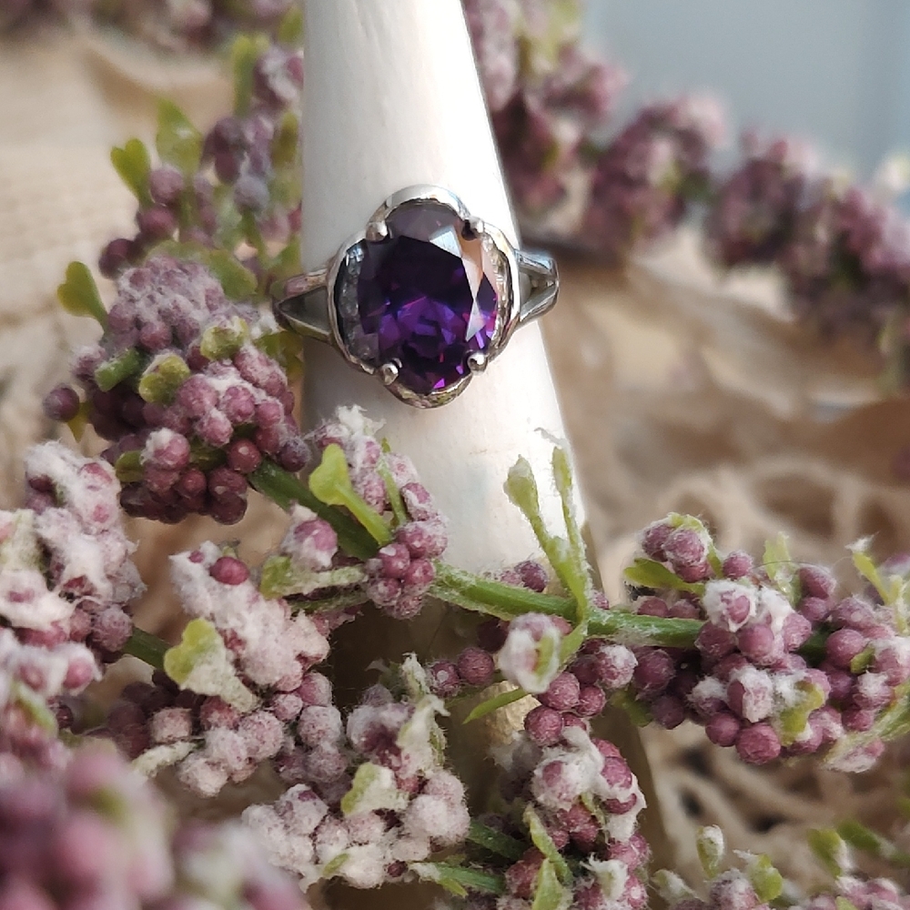 Elegant Sterling Silver and Amethyst Women's Ring Size 6.